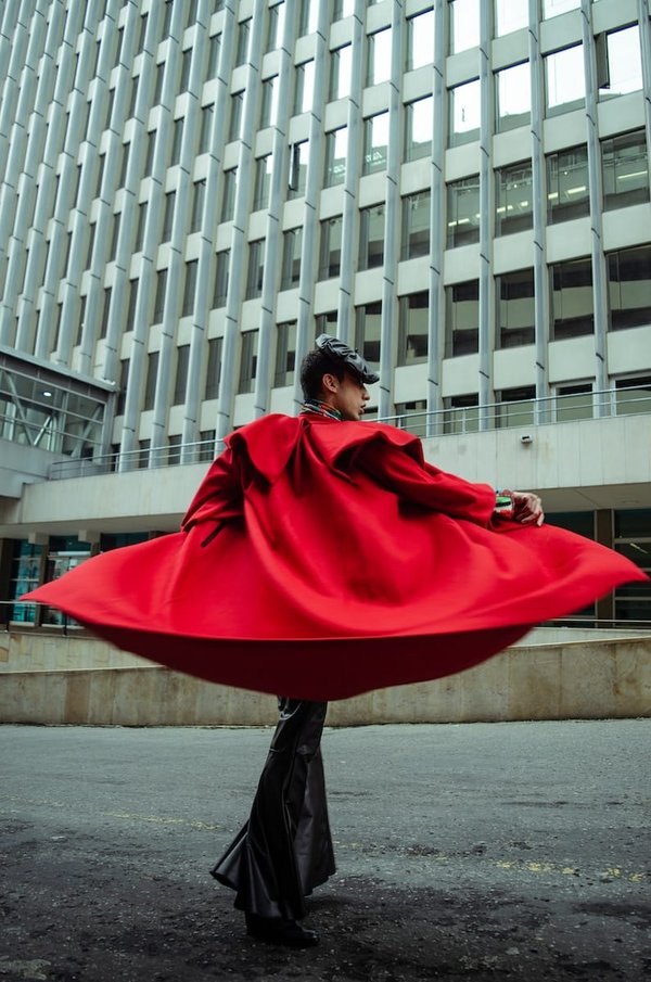 Comment porter une cape avec style et créativité ?
